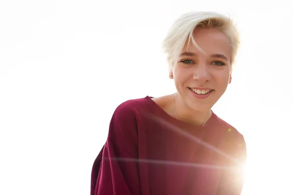 Hipster avec coupe de cheveux courte et maquillage naturel s'amuser à l'extérieur habillé en streetwear à la mode — Photo