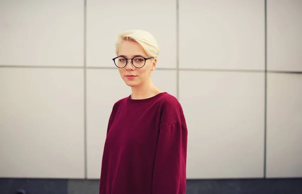 Hipster-Student mit Brille und trendigem Wollpulli steht auf urbanem Boden — Stockfoto