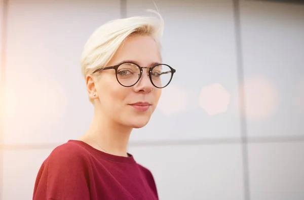 Estudiante internacional con corte de pelo corto y gafas de moda vestida con suéter casual — Foto de Stock