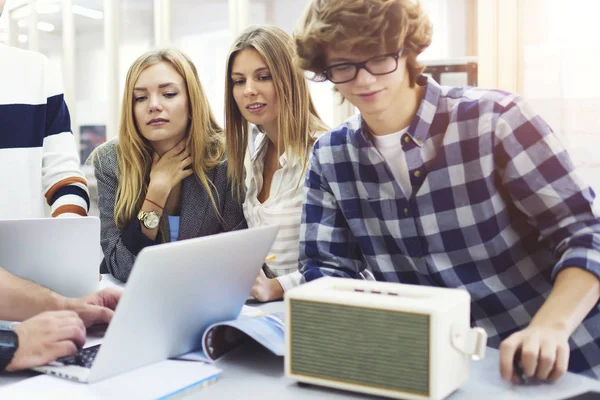 Opgewonden boxers met behulp van toepassing op laptopcomputer en draadloze verbinding met internet werkt in office — Stockfoto