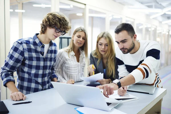 Classmates testing their IT project application — Stock Photo, Image