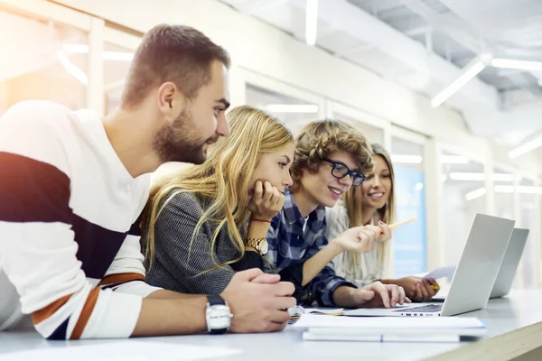 Estudiantes internacionales aprendiendo en el aula universitaria — Foto de Stock