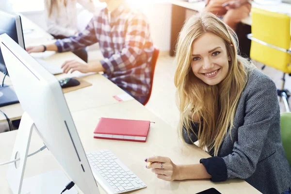 Student an der Front bereitet sich auf anstehendes Quiz vor — Stockfoto