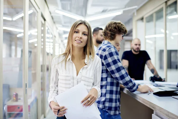 Ondernemer op voorgevel voorbereiding voor het maken van business marketing corporation — Stockfoto