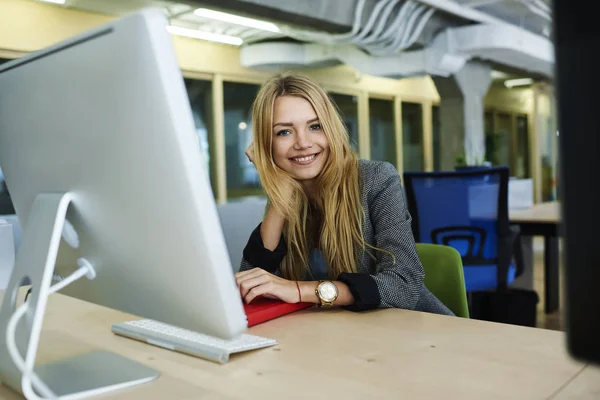 Estudiante listo para hacer tareas individuales para las pruebas de examen a través de la aplicación informática moderna para la formación — Foto de Stock