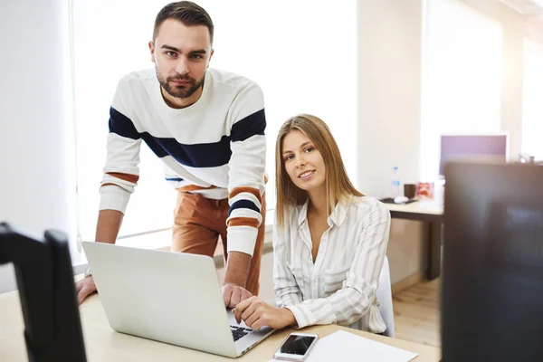 Pareja joven comprueba el trabajo de preparación en sus computadoras modernas . —  Fotos de Stock