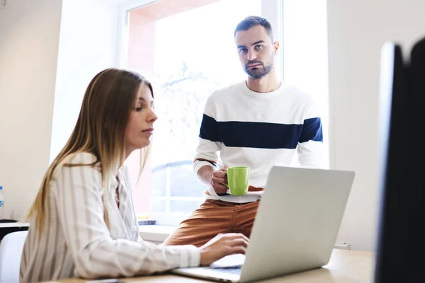 Colegas compartiendo opinión y haciendo estrategia para escribir informe sobre conferencia de negocios de prensa de empresario — Foto de Stock