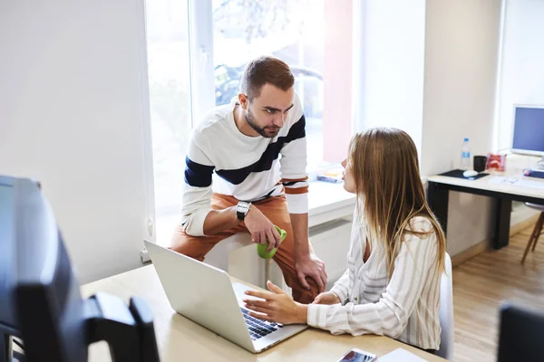 Kollegaer som diskuterer ideer om oppstartsprosjekt under kaffepause – stockfoto