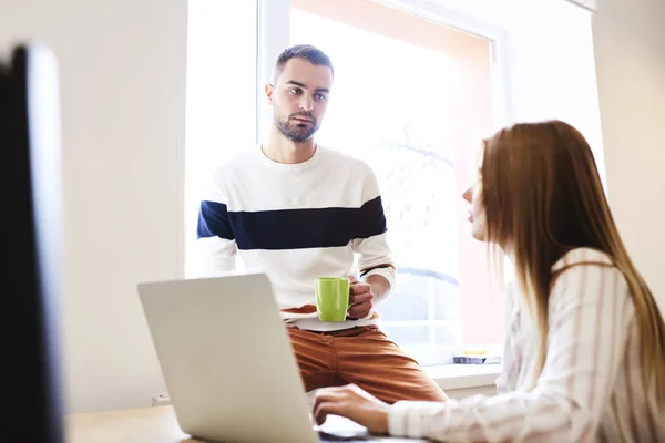 Compañeros de trabajo discuten serio problema en la empresa — Foto de Stock