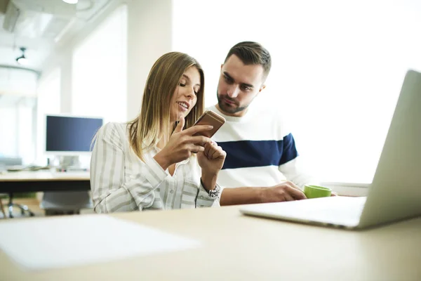 Copywriter a riposo durante la pausa lavoro durante la condivisione di foto e video nei social network — Foto Stock