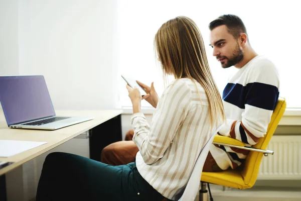 Programadores de TI prueban nueva aplicación de software para dispositivos digitales a través de teléfonos inteligentes —  Fotos de Stock