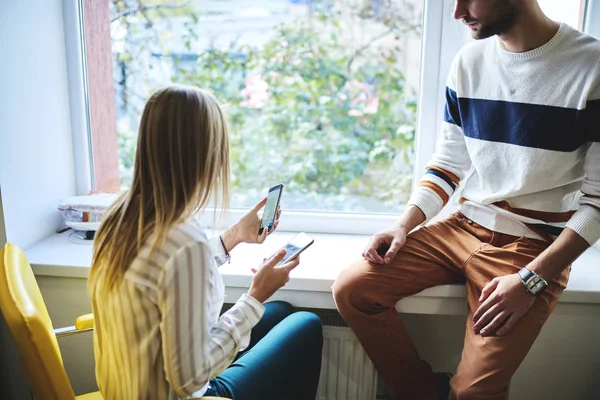 Jóvenes bloggers tratando de hacer fotos y videos en las redes sociales — Foto de Stock