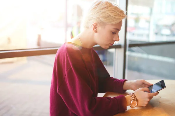 Hipster texting messages in online chat . — Stock Photo, Image