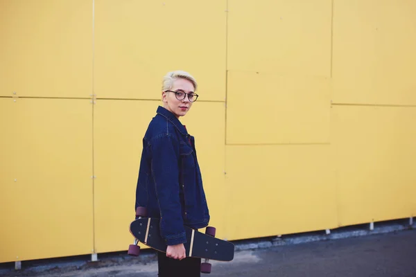 Likable woman standing outdoors on urban background — Stock Photo, Image