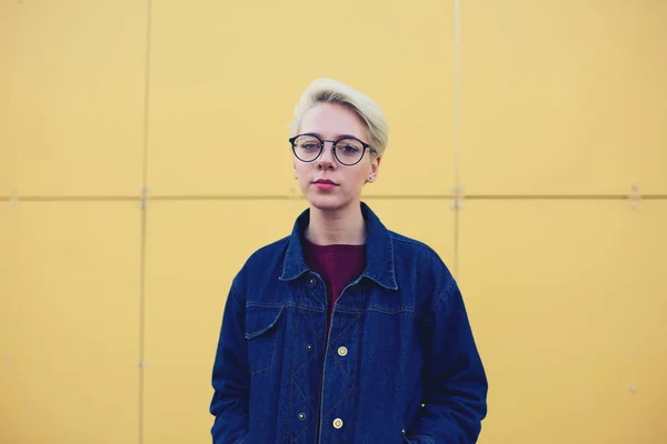 Hipster en gafas de moda pasar tiempo al aire libre mientras — Foto de Stock