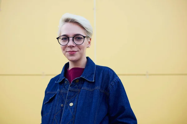 Mujer sonriente de pie en entornos urbanos de fondo y espacio de copia para su publicidad — Foto de Stock