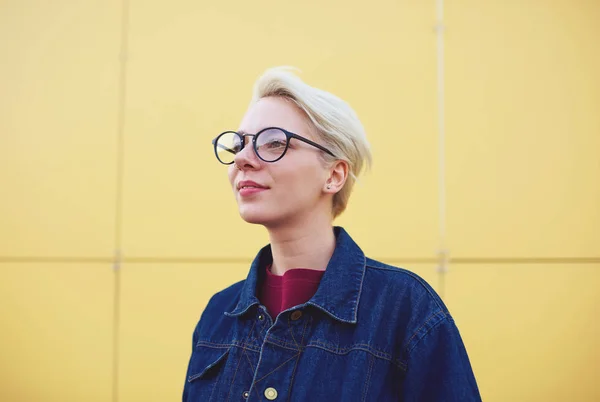 De vrouwelijke hipster sympathieke hipster in brillen plezier tijdens de rondleiding door de stad — Stockfoto