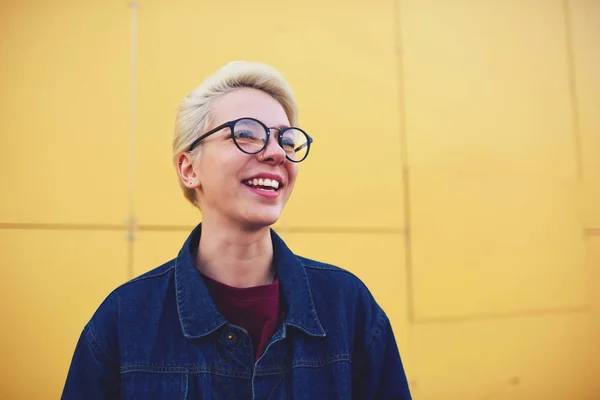 Femme hipster dans les lunettes s'amuser pendant la visite de la ville — Photo