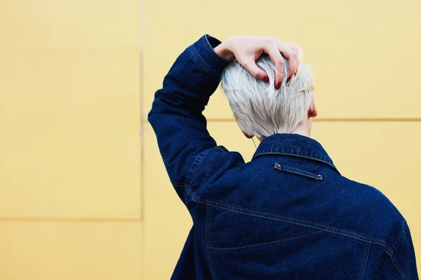 Mulher com corte de cabelo elegante posando no srteet — Fotografia de Stock