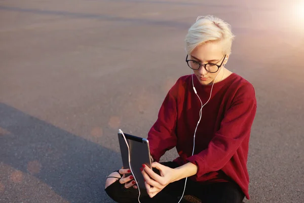 Hipster mulher com corte de cabelo curto desfrutando de tempo ao ar livre — Fotografia de Stock