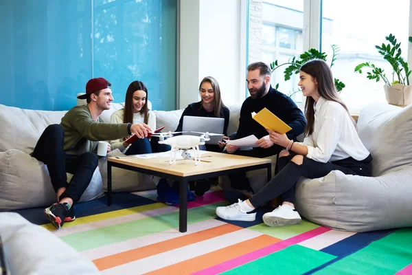 Internasjonale studenter som rapporterer til klassekamerater og lærere – stockfoto