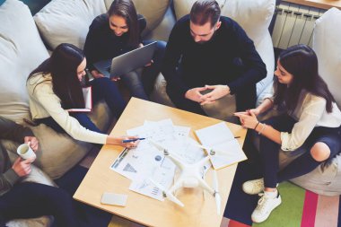 Uluslararası öğrenciler yaklaşan üniversiteye hazırlık muayene birlikte test