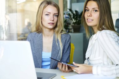 İki genç güzel serbest