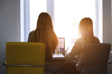 İki genç güzel serbest