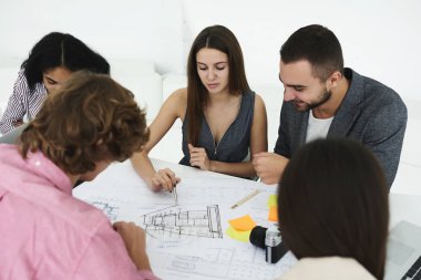 kadın ve erkek birlikte çalışma grubu