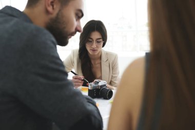 kadın ve erkek birlikte çalışma grubu