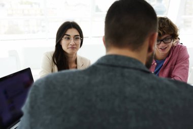 kadın ve erkek birlikte çalışma grubu