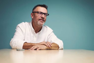 Elegance gömlek ve trendy gözlük meslektaşları ile toplantı CEO'su iş corporation giymiş