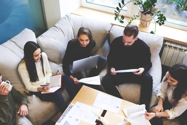 Expertos financieros revisando los informes contables de la corporación — Foto de Stock