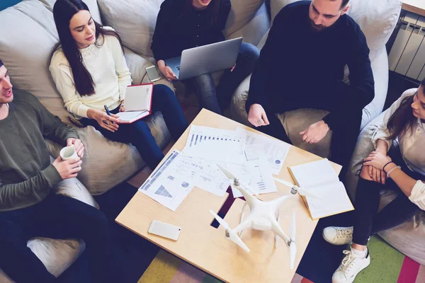 Internationales studentisches Brainstorming während der Arbeit mit Dokumenten — Stockfoto