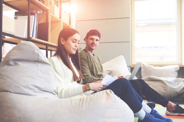 Compagni di classe che fanno il loro compito a casa per la lezione universitaria — Foto Stock