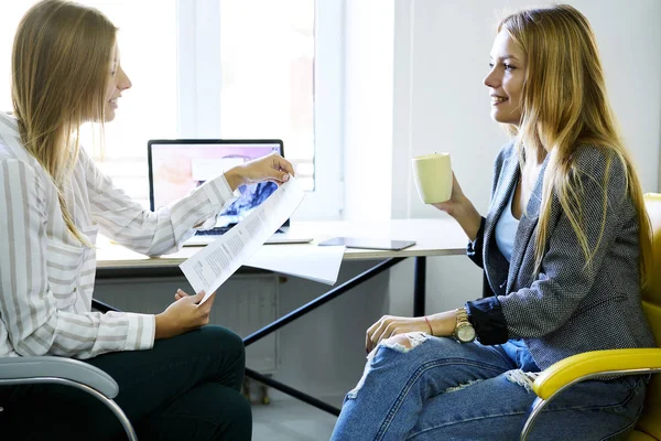 Dos jóvenes bellos freelancers — Foto de Stock