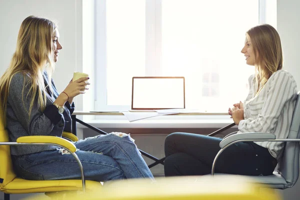 Dos jóvenes bellos freelancers — Foto de Stock