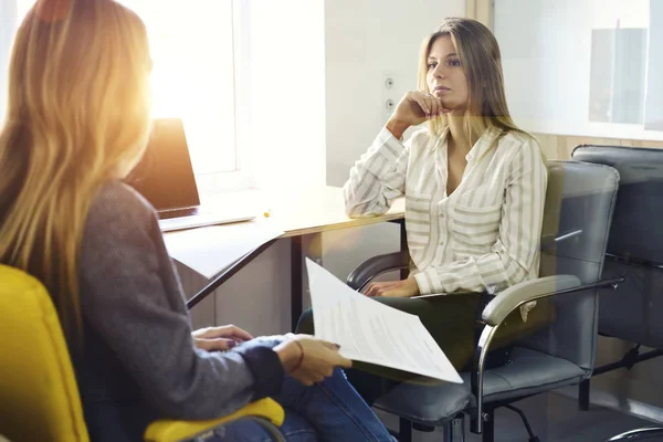 Twee jonge mooie freelancers — Stockfoto