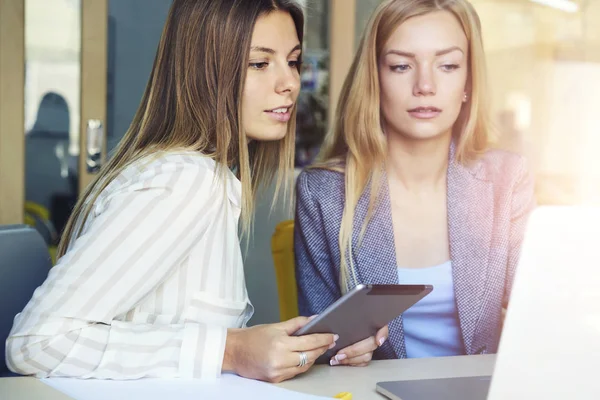 Two young beautiful freelancers — Stock Photo, Image