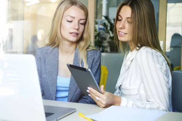 Two young beautiful freelancers — Stock Photo, Image