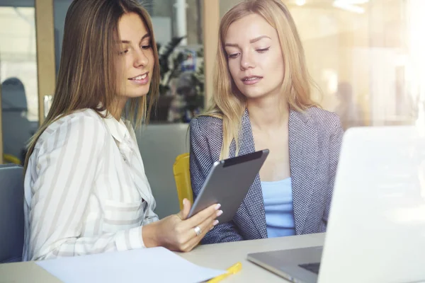 Two young beautiful freelancers — Stock Photo, Image