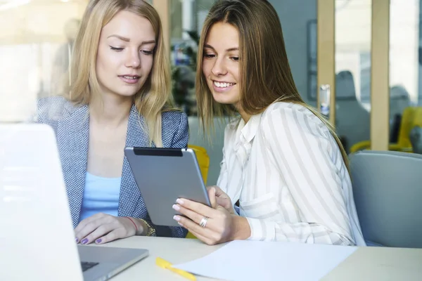 Two young beautiful freelancers — Stock Photo, Image