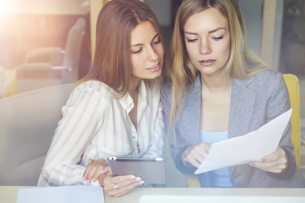 Dos jóvenes bellos freelancers — Foto de Stock