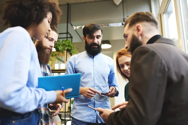 Lluvia de ideas de los diseñadores durante la reunión informal — Foto de Stock