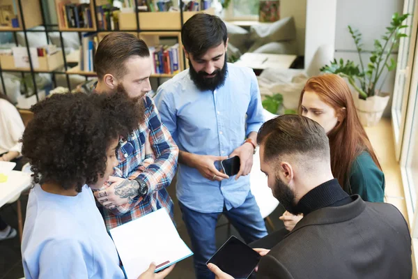 Lluvia de ideas de los diseñadores durante la reunión informal — Foto de Stock