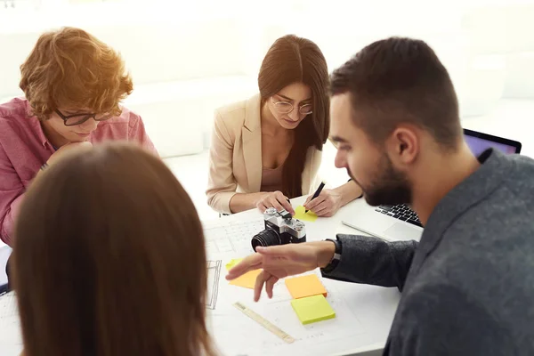 Gruppo di uomini e donne che lavorano insieme — Foto Stock