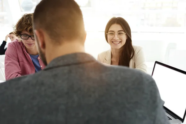 Groep van mannelijke en vrouwelijke werken samen — Stockfoto