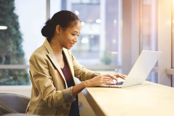 Gerente executivo tendo conversa on-line com funcionário — Fotografia de Stock