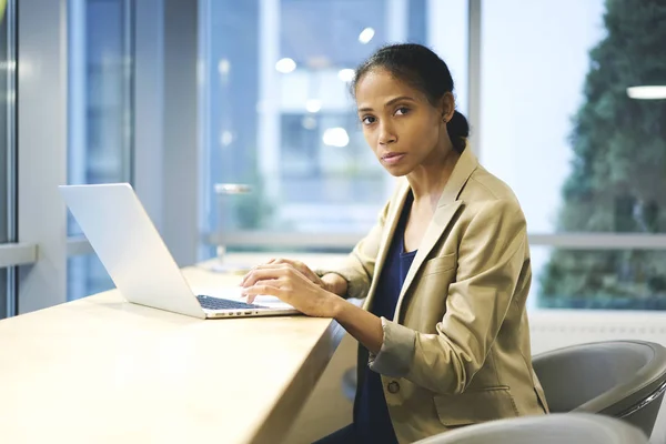 Konzentrieren Sie qualifizierte Journalisten mit Laptop und Wifi-Verbindung in Coworking Office — Stockfoto