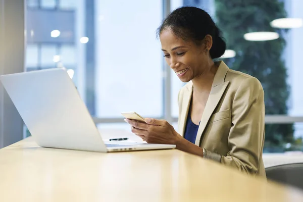 Aantrekkelijke afro Amerikaanse vrouwelijke manager plezier tijdens werk pauze in kantoor — Stockfoto